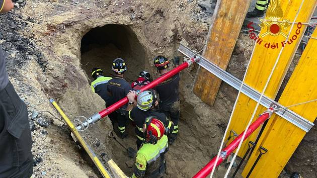 I vigili del fuoco italiani hanno impiegato otto ore per raggiungere un uomo sepolto in un tunnel nel centro di Roma.  A quanto pare era un membro di una banda che voleva rapinare una banca vicina.
