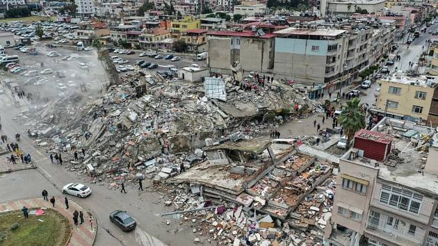 Lháři zneužívají i takovou katastrofu, jako je ničivé zemětřesení v Turecku