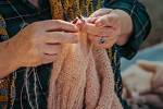Žena pletením vybírá peníze na svého nemocného vnuka