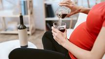 Téměř deset procent nastávajících matek přiznalo pití alkoholu v době těhotenství