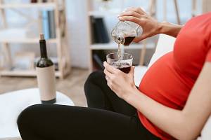 Popíjení alkoholu v těhotenství může vést k celému spektru zdravotních problémů souhrnně nazývaných fetální alkoholové poruchy