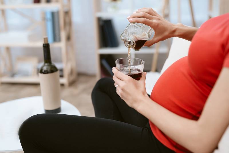 Téměř deset procent nastávajících matek přiznalo pití alkoholu v době těhotenství