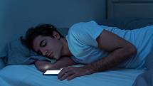 Modré světlo, které mobily či tablety vyzařují, má pro mozek varující účinek a potlačuje produkci hormonu melatoninu.