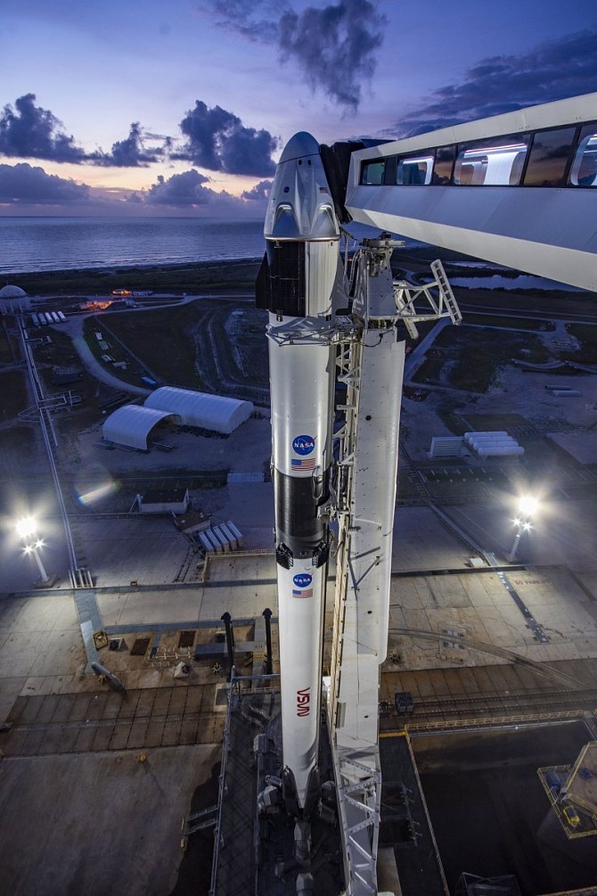 Kosmická loď Crew Dragon soukromé americké společnosti SpaceX.