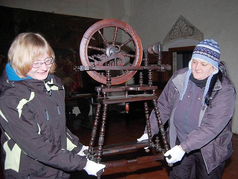 Na památkách v regionu mají nyní plné ruce práce. Musejí totiž vše uklidit, nalešit a odzimovat tak, aby mohla odstartovat nová turistická sezona. Snímky jsou z vodního hradu Švihov u Klatov. Tam přivítají nové návštěvníky o Velikonocích.