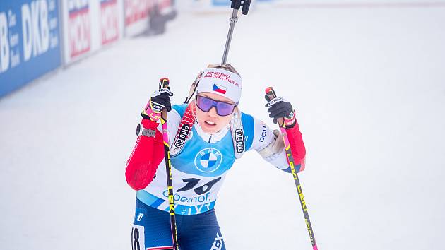 Tereza Voborníková v cíli stíhacího závodu v rámci MS 2023 v Oberhofu, který dokončila na sedmém místě.