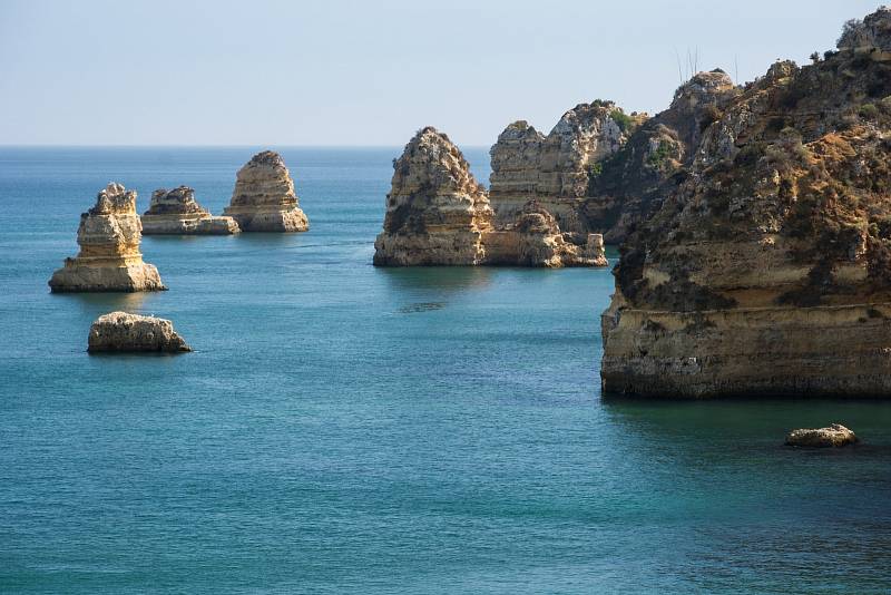 Australské pobřeží proslavilo mimo jiné Dvanáct apoštolů, skalní útvary, které postupem let vytvořila eroze pobřeží.