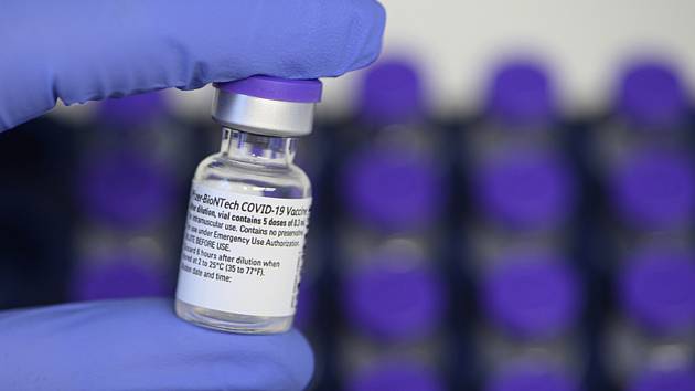 Očkovací vakcína proti koronaviru od firem Pfizer a BioNTech. Ilustrační snímek