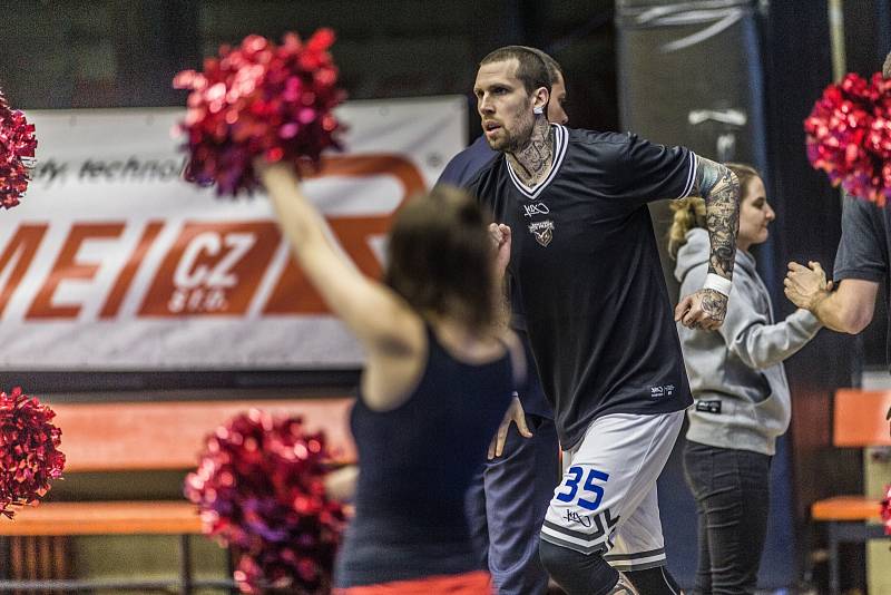 Momentka z utkání basketbalové Kooperativa NBL mezi USK Praha a Děčínem.