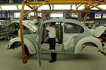 Montáž vozu Volkswagen Brouk v továrně v mexické Pueble.