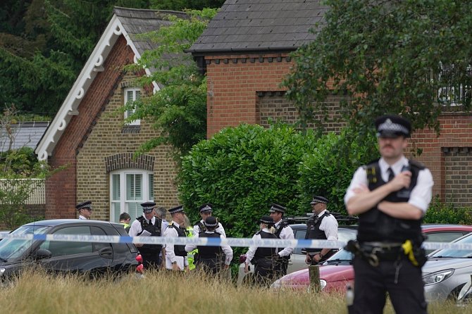 Do základní školy ve Wimbledonu na jihu Londýna ve čtvrtek narazil osobní automobil. Londýnská policie uvedla, že při nárazu SUV do budovy zemřela dívka.