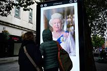 Portrét britské královny Alžběty II. na ulici ve městě Cardiff ve Walesu, 9. září 2022