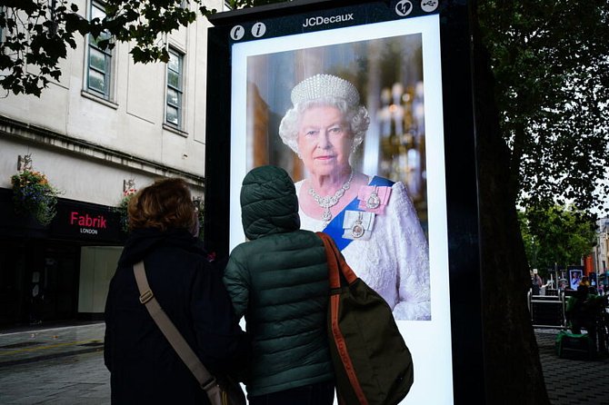 Portrét britské královny Alžběty II. na ulici ve městě Cardiff ve Walesu, 9. září 2022