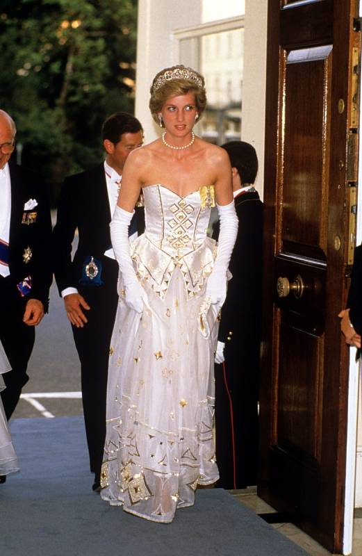 Dianiny šaty od návrhářské dvojice Davida a Elizabeth Emanuelových byly v roce 2013 v aukci vydraženy za 140 tisíc liber.