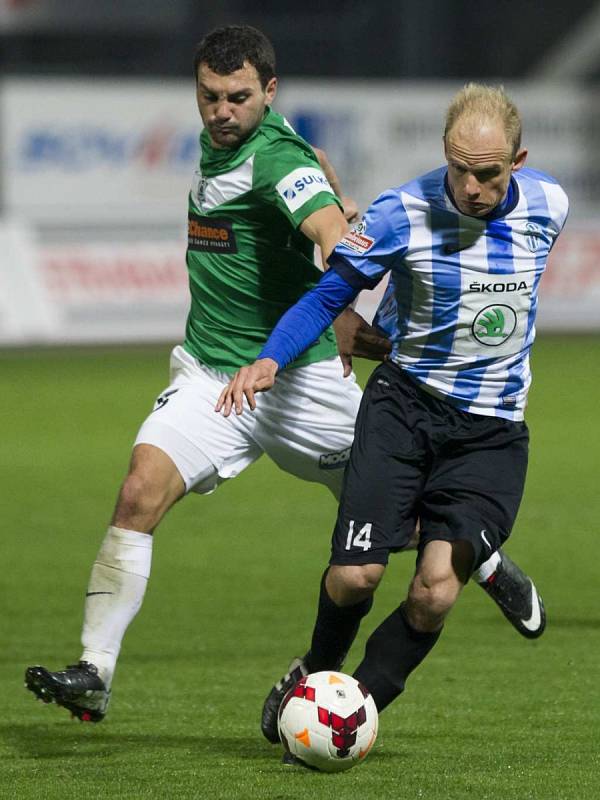 Utkání 11. kola první fotbalové ligy Baumit Jablonec – FK Mladá Boleslav 18. října v Jablonci nad Nisou. Na snímku Luboš Loučka z Jablonce a David Jarolím z Boleslavi.