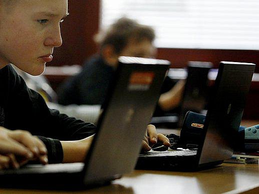 Exkurze do výuky 21.století, aneb Jak se učí žáci digitálního věku se pro novináře uskutečnila 28. ledna v ZŠ Kunratice. Děti při vyučování pracují s notebooku a používá se například i digitální tabule.