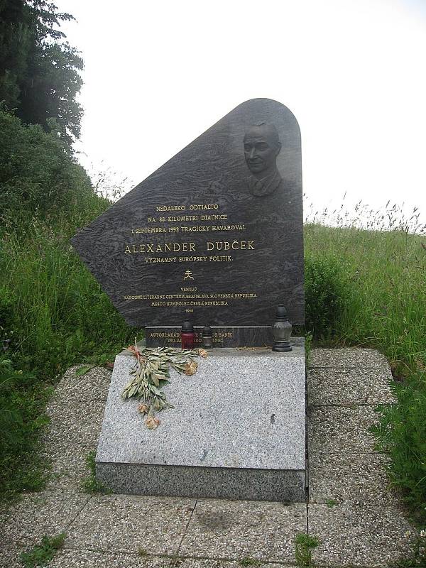 Pomník Alexandera Dubčeka nedaleko místa tragické nehody na 80. kilometru dálnice D1
