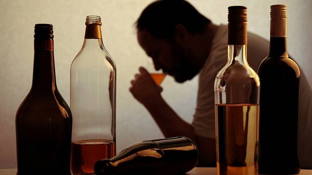 Čechů, kteří mají problémy s alkoholem, přibývá.