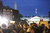 Demonstrace kvůli smrti černocha George Floyda poblíž Bílého domu ve Washingtonu