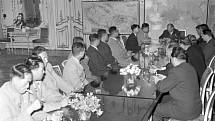 Prezident Antonín Zápotocký (v čele) přijal 21. června 1956 na Pražském hradě delegaci KLDR vedenou předsedou rady ministrů Kim Ir-senem (vlevo od Zápotockého)
