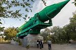 Památník rakety R-14 a jejího hlavního konstruktéra Michaila Kuzmiče Jangela na kosmodromu Bajkonur