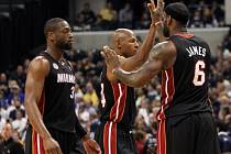 Basketbalisté Miami (zleva) Dwyane Wade, Ray Allen a LeBron James se radují po úspěšné akci proti Indianě.