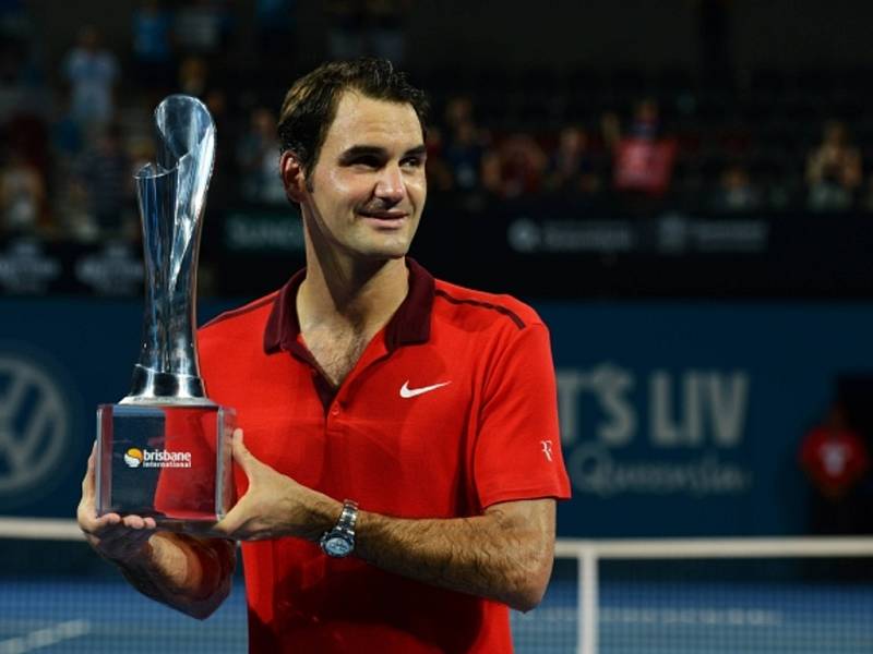 Roger Federer s trofejí pro vítěze turnaje v Brisbane.