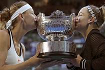 Lucie Šafářová (vlevo) a Bethanie Matteková-Sandsová s trofejí pro vítězky Australian Open.