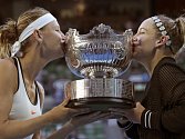 Lucie Šafářová (vlevo) a Bethanie Matteková-Sandsová s trofejí pro vítězky Australian Open.