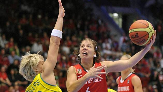 Čtvrtfinálové utkání Česká republika - Austrálie na mistrovství světa v basketbale žen 1. října v Karlových Varech. Zprava Veronika Bortelová z ČR a Erin Phillipsová z Austrálie.