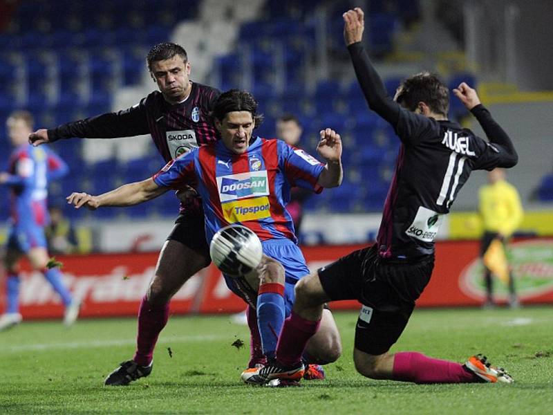 Marián Čišovský z Plzně (uprostřed) a fotbalisté Boleslavi Marek Kulič (vlevo) a Ondřej Kúdela.