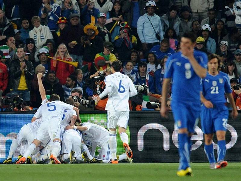 Slovenští fotbalisté jsou po výhře 3:2 nad obhájci titulu v osmifinále MS, kam je ze skupiny doprovodí Paraguay. Do vyřazovacích bojů zasáhnou i Japonci a Nizozemci