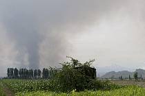 Kouř stoupá z vesnic etnických Uzbeků po střelbě kyrgyzských útočníků.