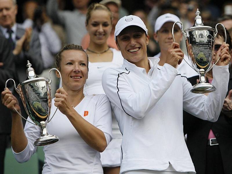 Květa Peschkeová vyhrála se Slovinkou Katarinou Srebotnikovou čtyřhru ve Wimbledonu.