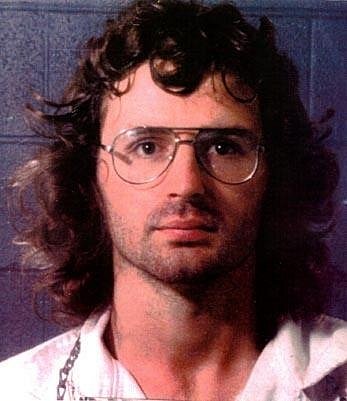 Vernon Howell (později přejmenovaný na Davida Koresha) na policejním identifikačním snímku z roku 1987