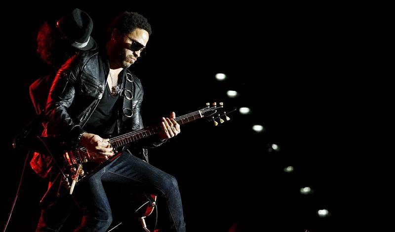 Americký zpěvák Lenny Kravitz vystoupil v rámci svého turné "Love Revolution" 23. června v pražské O2 Areně.