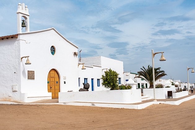 Kostel v Caletě del Sebo. Místo oltáře má rybářský člun a odpoledne slouží jako školní družina.