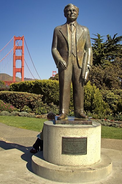 Projektant Joseph Strauss navrhl most Golden Gate u San Francisca. Pomáhalo mu při tom množství dalších odborníků, Strauss se ale postaral, aby jejich jména upadla v zapomnění.