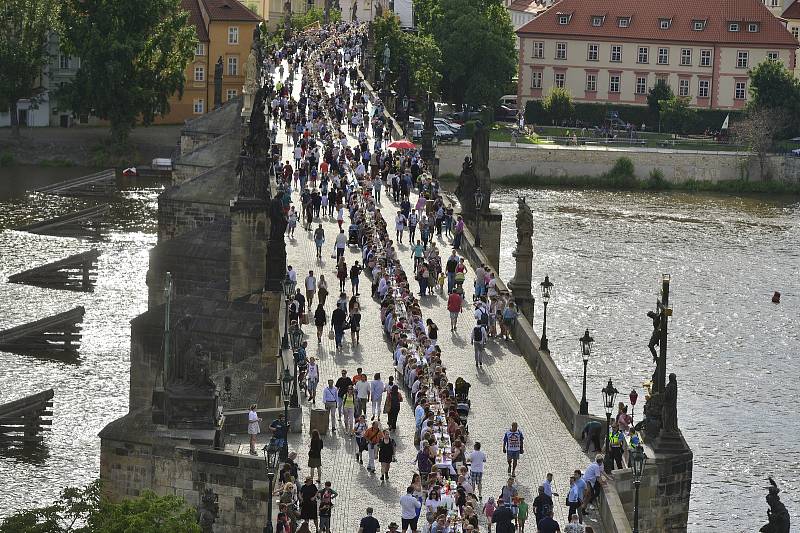 Sousedské slavnosti na Karlově mostě