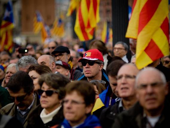 Tisíce katalánských separatistů v Barceloně protestovaly proti rozhodnutí španělské vlády stíhat místní politiky usilující o nezávislost Katalánska.