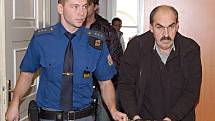 Němec Josef Rötzer dostal ve čtvrtek 9. prosince2010 u Okresního soudu v Klatovech roční podmínku za zneužití dvanáctileté dívky. Němec se přitom sám obrátil na policii, když si šel stěžovat, že ho zbili dívčini příbuzní.