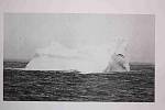 Kopie fotografie kry, do které měl Titanik narazit a poté se potopit. Snímek pořídil v roce 1912, pár dní poté, co se lodní tragedie, stala Štěpán Řehořek, který se plavil na lodi Bremen.