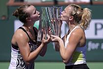 Český tenisový pár Barbora Krejčíková (vlevo) a Kateřina Siniaková s trofejí po vítězství na turnaji v Indian Wells 18. března 2023