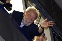 Luiz Inácio Lula da Silva zdraví příznivce z okna centrály v Sao Paulu