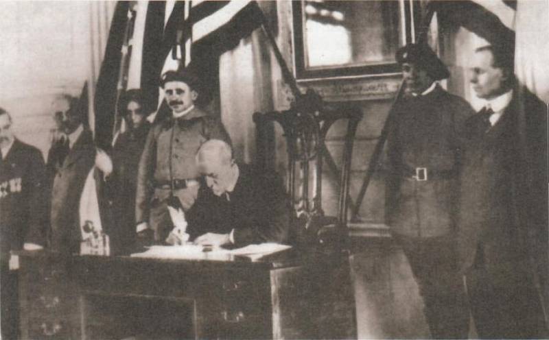 Tomáš Garrigue Masaryk podepisuje ve Filadelfii deklaraci nezávislosti Československa