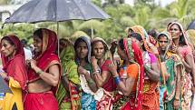  V Nepálu je nepsaný zákon, že po sňatku dívka opustí svůj rodný dům a přestěhuje se do rodiny ženicha. Pro mnoho chudých rodin je bohužel volba předčasného sňatku schůdná i proto, že doma nebude tolik „hladových krků“.