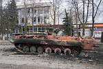 Zničený tank ukrajinském městě Makariv, 4. března 2022