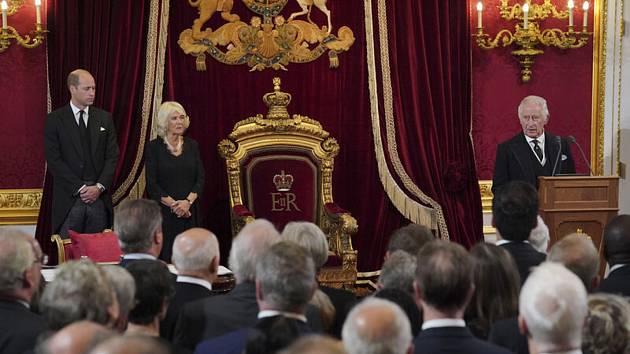 Zasedání Nástupnické rady v londýnském Svatojakubském paláci 10. září 2022. Zleva princ William, královna choť Camilla a král Karel III.