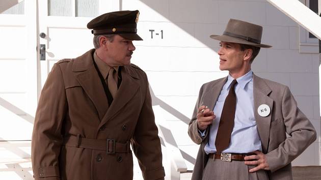 Oppenheimer. Matt Damon v roli Leslieho Grovese a Cillian Murphy (vpravo) v titulní roli
