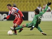 Kislijak z Kazaně se snaží skluzem zastavit Rodrigueze z Atlético Madrid. 